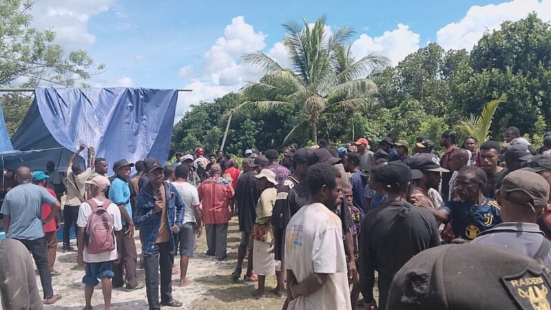 Sekira 200 orang masyarakat adat dari enam kampung di Distrik Konda dan Distrik Teminabuan, Kabupaten Sorong Selatan atau Sorsel, Papua Barat Daya membubarkan sosialisasi yang digelar perusahaan perkebunan kelapa sawit PT Anugerah Sakti Internusa (ASI). (foto : Jubi.com)