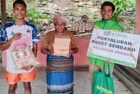 Salah satu Relawan Yakesma menyalurkan paket sembako kepada keluarga dhuafa di wilayah Kabupaten Fakfak.