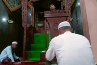 Ustadz H. Jumroni saat menyampaikan kultum di masjid Al Munawwarah Fakfak.