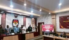 Ketua KPU Fakfak Hendra J.C Talla menyerahkan salinan Keputusan KPU Nomor 3 Tahun 2026 tentang Penetapan Rekapitulasi Data Pemilih Berkelanjutan Kabupaten Fakfak kepada salah satu unsur pimpinan Bawaslu Kabupaten Fakfak.