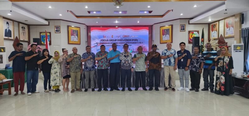 FGD pengembangan akses permodalan bagi petani dan pelaku usaha pala yang dihadiri Kepala Dinas Perkebunan Fakfak Widhi Asmoro Jati, ST., MT., Plh Sekretaris Daerah, Zulfikar Bauw bersama OJK, Perwakilan Perbankan, petani, pengepul, dan pedagang Pala.