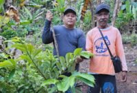 Kepala Dinas Perkebunan Kabupaten Fakfak, Widhi Asmoro Jati bersama petani pala.