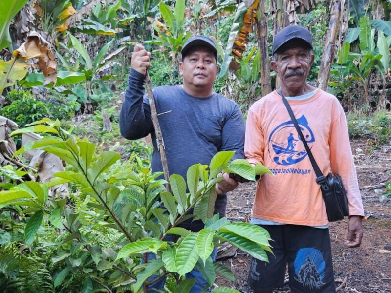 Kepala Dinas Perkebunan Kabupaten Fakfak, Widhi Asmoro Jati bersama petani pala.